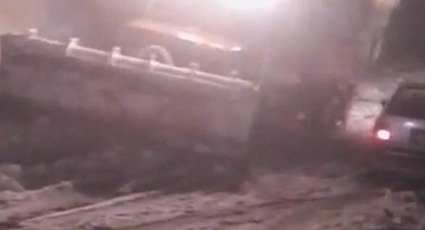 Malatya'da yoğun kar yağışı etkili oldu, çok sayıda araç yolda kaldı