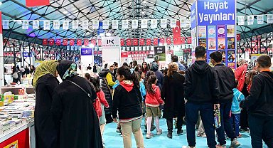Malatya'da kitap fuarına 7'den 70'e yoğun katılım