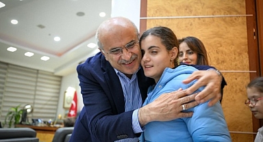 Minik yüreklerden Başkan Er'e anlamlı ziyaret