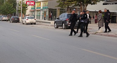 Tabancayla intihar girişiminde bulunan kadını polis son anda engelledi