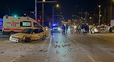 Çöşnük Kavşağı’nda İki Otomobil Çarpıştı: 6 Yaralı