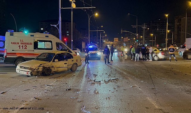 Çöşnük Kavşağı’nda İki Otomobil Çarpıştı: 6 Yaralı