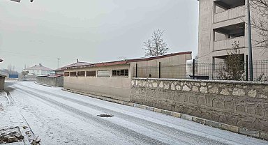 Diyadin'e mevsimin ilk karı düştü