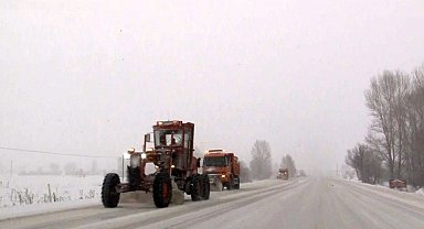 Erzincan'ın yüksek kesimlerinde kar yağışı etkili oldu