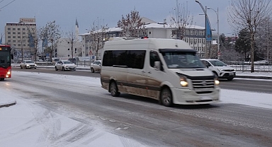 Kar yağışı trafiği felç etti, kazaları da beraberinde getirdi