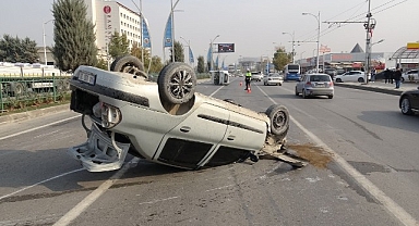 Malatya'da hafif ticari araç ile otomobil çarpıştı: 3 yaralı