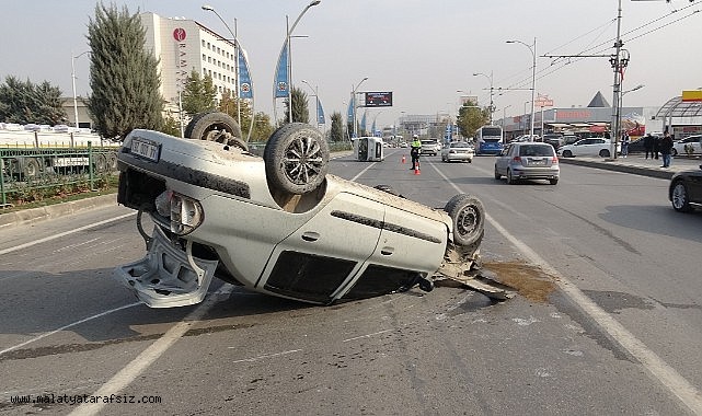 Malatya'da hafif ticari araç ile otomobil çarpıştı: 3 yaralı