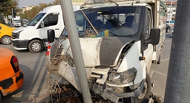 Malatya'da kamyonet ile ticari taksi çarpıştı: 2 yaralı