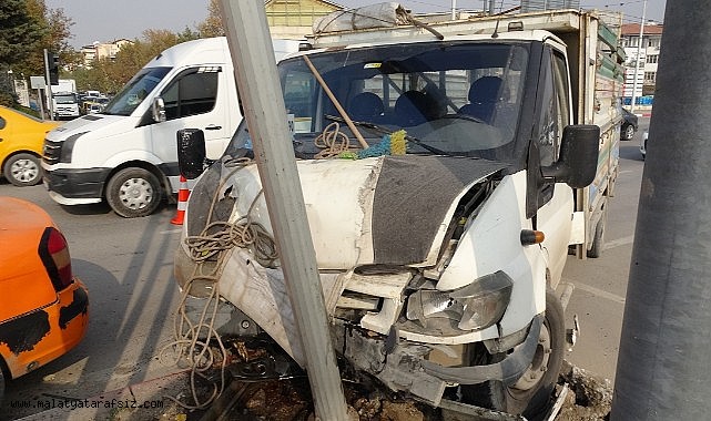 Malatya'da kamyonet ile ticari taksi çarpıştı: 2 yaralı
