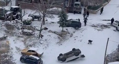 Malatya'da kayan araç park halindeki aracı devirdi: O anlar kamerada