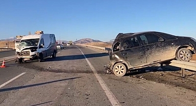 Malatya'da minibüs ile otomobil çarpıştı: 1'i ağır 3 yaralı