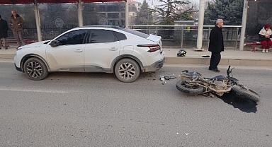 Malatya'da otomobille çarpışan motosikletli yaralandı