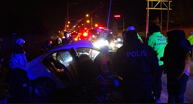 Malatya'da trambüs direğine çarpan araç kağıt gibi dağıldı: 1'i ağır 2 yaralı