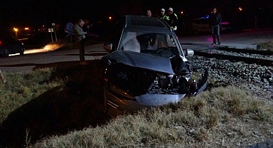 Malatya'da yük treni hemzemin geçitte otomobile çarptı: 5 yaralı