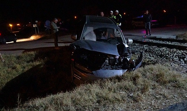 Malatya'da yük treni hemzemin geçitte otomobile çarptı: 5 yaralı