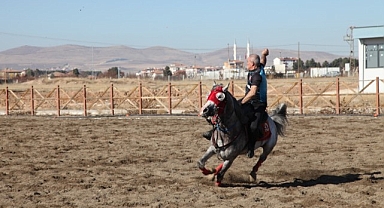 Malatya'nın Yazıhan ilçesinde ata sporu atlı cirit yaşatılıyor
