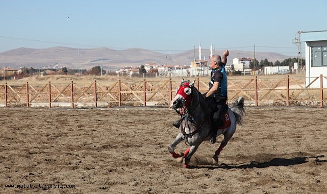 Malatya'nın Yazıhan ilçesinde ata sporu atlı cirit yaşatılıyor