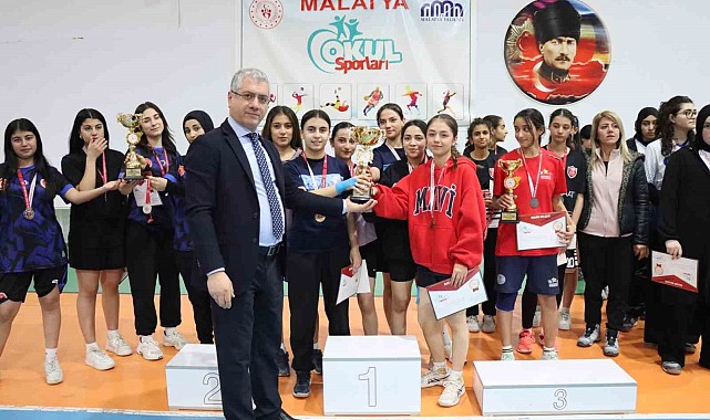 Malatya'da badminton ve futsal il şampiyonları kupalarını aldı