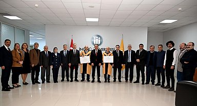 Unvanda yükselen akademisyenlere cübbeleri giydirildi