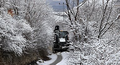 Yeşilyurt Belediyesi karla mücadelede çalışmalarını sürdürüyor