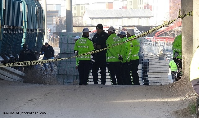Malatya'da yük treninin çarptığı genç hayatını kaybetti