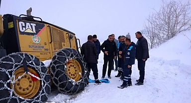 Akçadağ'da kar nedeniyle yoldan çıkan iş makinesi kurtarıldı