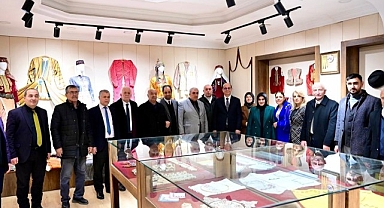 Başkan Geçit, halı dokuma kursunda kesim törenine katıldı