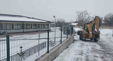 Battalgazi Belediyesi'nden okul bahçelerinde kar temizliği