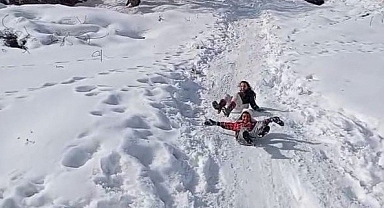 Çocukların karın keyfini tepsi ve bidonlarla çıkardı