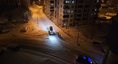Darende Belediyesi'nin kar mesaisi sürüyor