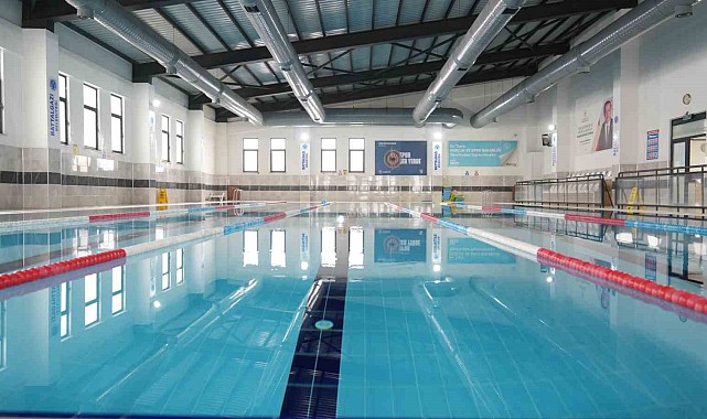 Göztepe Hatice Akbaş Yarı Olimpik Yüzme Havuzu'nda yeni dönem eğitimleri