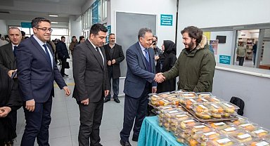 İnönü Üniversitesi'nde final haftasında öğrencilere meyve ikramı