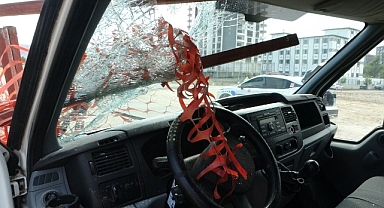 Kazada kafasına demir korkuluk saplanan sürücü kurtarılamadı