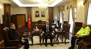 Maçta üşüyen çocuğa çorabını veren polis memuru ödüllendirildi