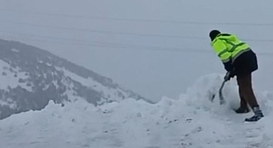 Malatya'da 2 bin rakımda dam üstlerinde kar mesaisi