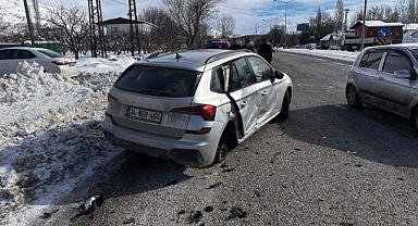 Malatya'da iki otomobil çarpıştı: 3 yaralı