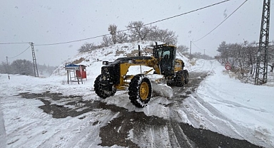 Malatya'da kardan kapanan yollar açılıyor