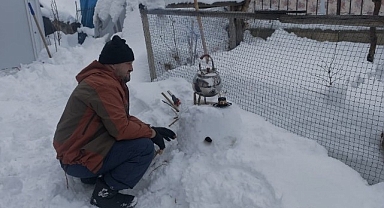 Malatya'da kardan soba yapan esnaf çay demledi