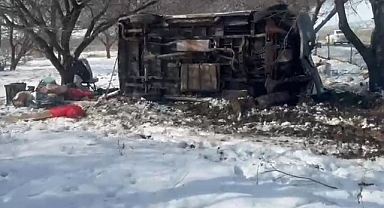 Malatya'da kontrolden çıkan minibüs kayısı bahçesine uçtu