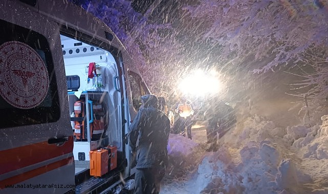 Malatya'da yolda mahsur kalan vatandaşları belediye ekipleri kurtardı