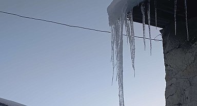 Malatya'da buz sarkıtları metreyle ölçüldü