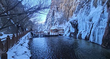 Malatya'da Gürpınar Şelalesi buz tuttu