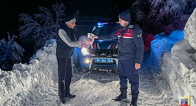 Malatya'da kardan kapanan yollarda ekipler vatandaşların yardımına koştu