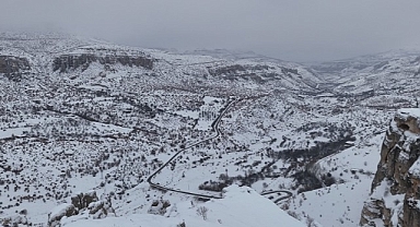 Milyonlarca yıllık vadi beyaza büründü