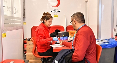 Yeşilyurt Belediyesi personelinden Kızılay'a anlamlı destek