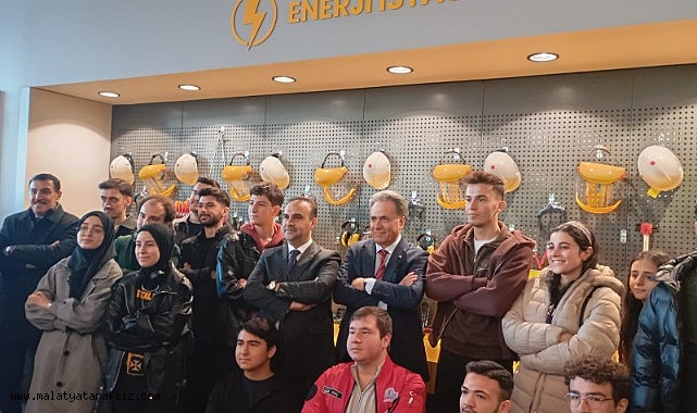 Bakan Kacır, İnönü Üniversitesi'nde Milli Teknoloji Atölyesi'nin açılışını yaptı