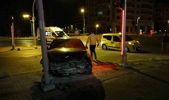 Hafif ticari araçla çarpışan otomobil kaldırıma çıkarak durabildi: 1 yaralı