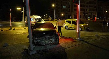 Hafif ticari araçla çarpışan otomobil kaldırıma çıkarak durabildi: 1 yaralı