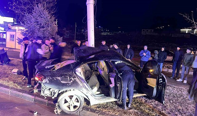 Kontrolden çıkan araç, trambüs direğine çarptı: 1 ağır yaralı