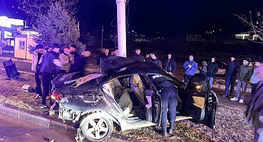 Kontrolden çıkan araç, trambüs direğine çarptı: 1 ağır yaralı